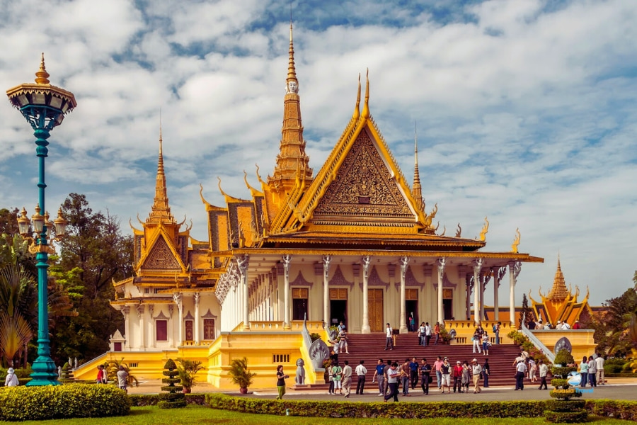 Royal Palace Phnom Penh Cambodia with tourists at main courtyard – Auasia Travel